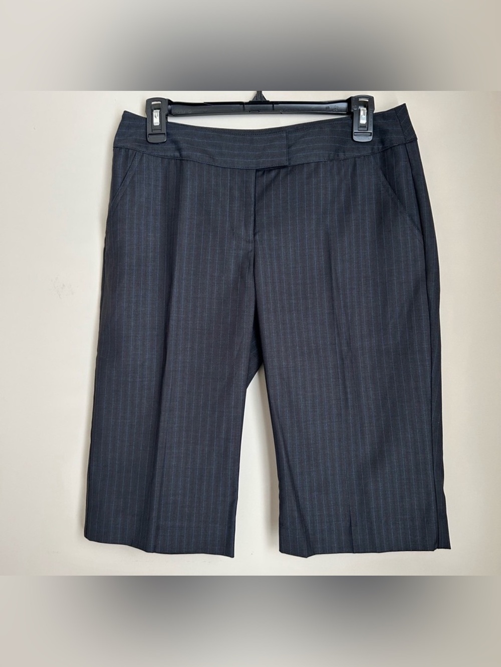 Mix It Black with Blue Pin Stripes Bermuda Walking Dress Shorts Capri Pants Sz 4